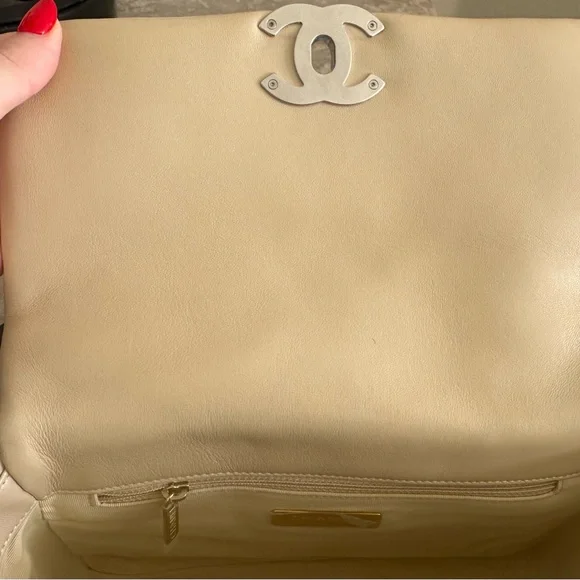 Chanel Black and White Gift Box - Picture 9 of 11